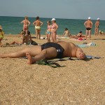 Толстый мужчина отдыхает в Анапе на пляже