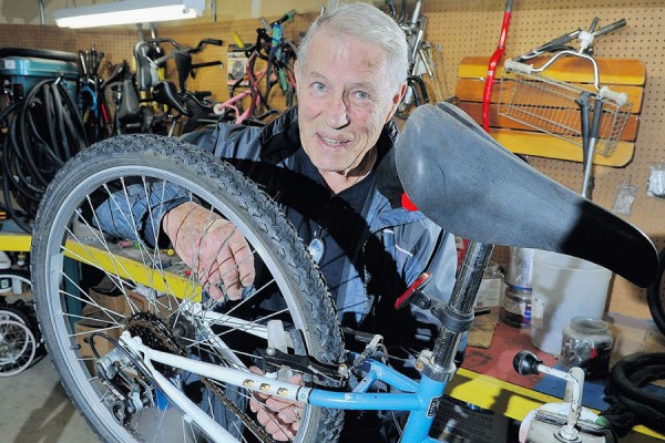 Бейкер, 75-летний канадский пенсионер, велосипедный Санта.