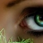 Серо-зеленые глаза.